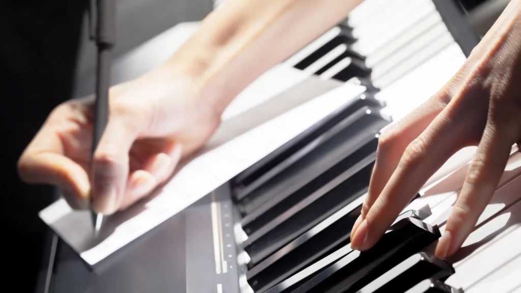 ピアノの調律を最適な頻度で行わないとどうなるのか解説するイメージ
